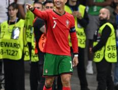 乐鱼官网-足球赛场上C罗再创辉煌